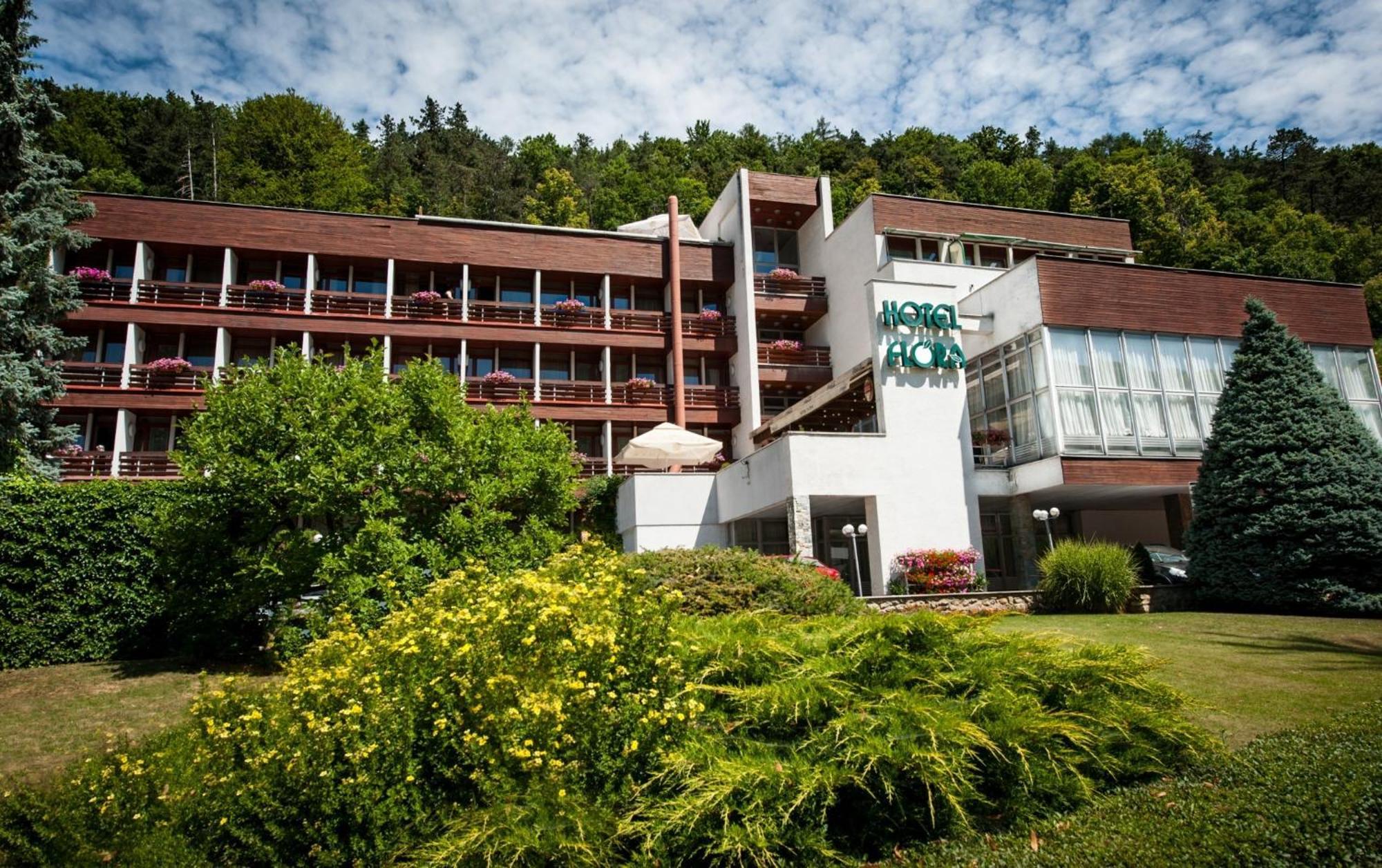 Hotel Flora Trenczyńskie Cieplice Zewnętrze zdjęcie